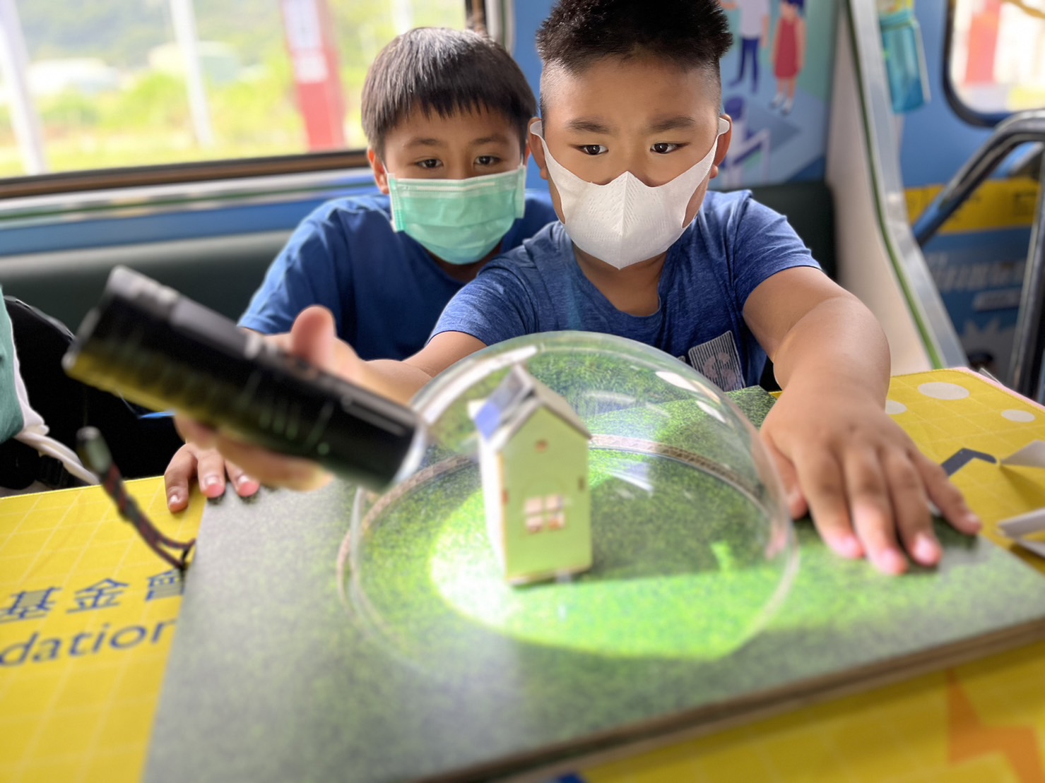 PG模拟器參與基礎科學主題車廂，以STEAM教學精神，設計「逐日科學家」、「太陽能工程師」以及「淨零建築師」三大能源科普課程和實驗